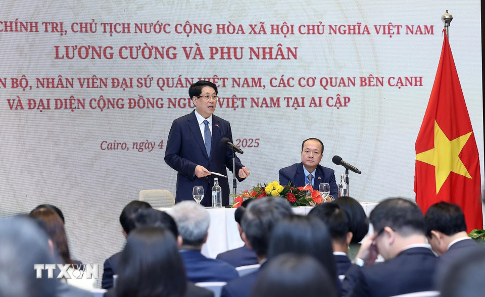 Chủ tịch nước Lương Cường nói chuyện với cán bộ, nhân viên Đại sứ quán, các cơ quan và đại diện cộng đồng người Việt Nam tại Ai Cập. (Ảnh: Lâm Khánh/TTXVN)