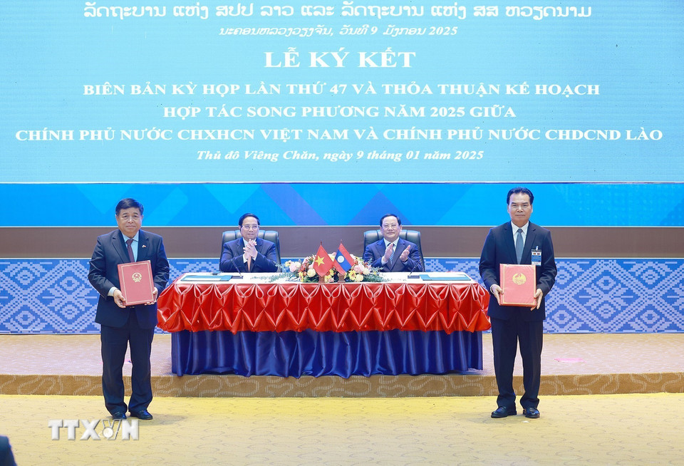 Thủ tướng Phạm Minh Chính và Thủ tướng Lào Sonexay Siphandone chứng kiến Lễ ký thảo thuận kế hoạch hợp tác giữa Chính phủ Việt Nam và Chính phủ Lào và biên bản họp ủy ban hỗn hợp lần thứ 47. (Ảnh: Dương Giang/TTXVN)