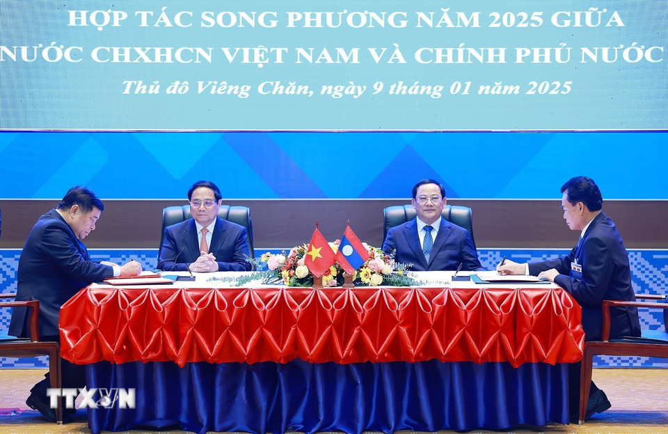 Thủ tướng Phạm Minh Chính và Thủ tướng Lào Sonexay Siphandone chứng kiến Lễ ký thảo thuận kế hoạch hợp tác giữa Chính phủ Việt Nam và Chính phủ Lào và biên bản họp uỷ ban hỗn hợp lần thứ 47. (Ảnh: Dương Giang/TTXVN)