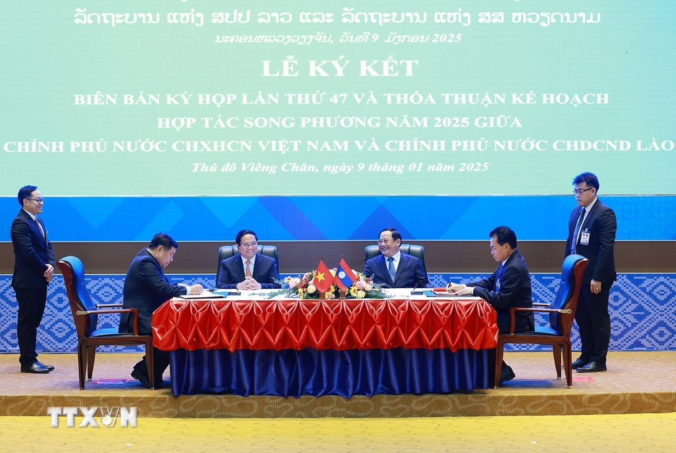 Thủ tướng Phạm Minh Chính và Thủ tướng Lào Sonexay Siphandone chứng kiến Lễ ký thảo thuận kế hoạch hợp tác giữa Chính phủ Việt Nam và Chính phủ Lào và biên bản họp uỷ ban hỗn hợp lần thứ 47. (Ảnh: Dương Giang/TTXVN)