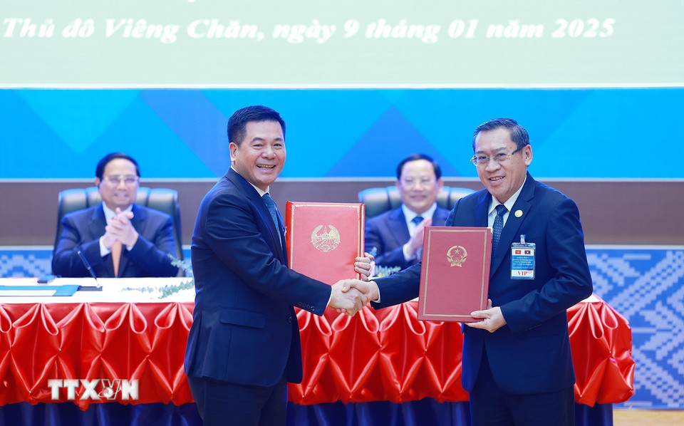 Lễ trao Hiệp định giữa hai Chính phủ Việt Nam và Lào về mua bán điện than. (Ảnh: Dương Giang/TTXVN)