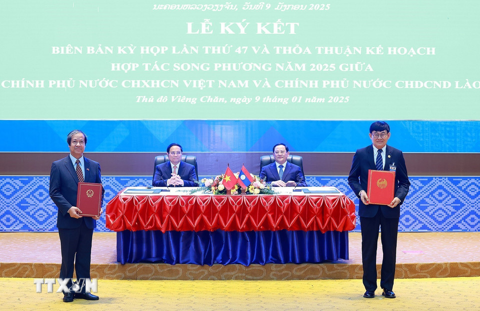 Lễ trao Kế hoạch hợp tác năm 2025 giữa Bộ Giáo dục Đào tạo Việt Nam và Bộ Giáo dục và Thể thao Lào. (Ảnh: Dương Giang/TTXVN)