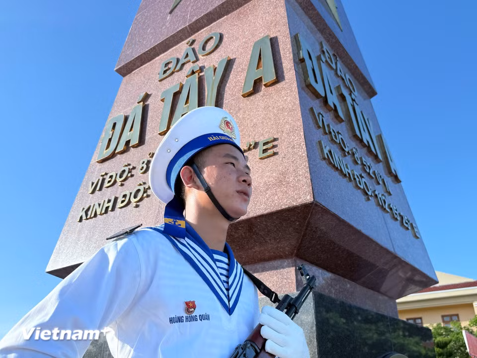 Chiến sỹ Hải quân canh gác bên cột mốc chủ quyền trên đảo Đá Tây A. (Ảnh: Huy Khánh/Vietnam+)
