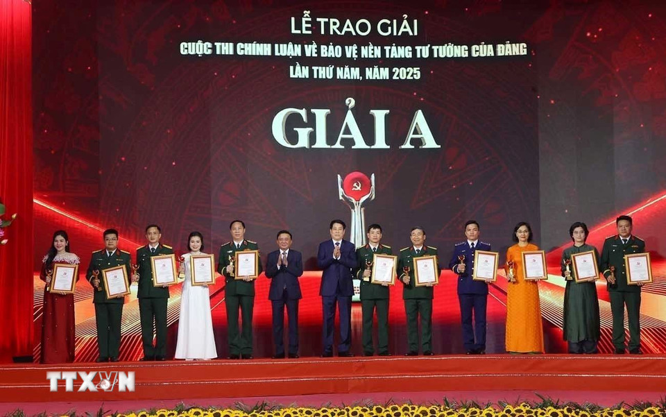 Chủ tịch nước Lương Cường và Thường trực Ban Bí thư Trần Cẩm Tú trao giải A cho tác giả và nhóm tác giả đoạt giải. (Ảnh: Văn Điệp/TTXVN)