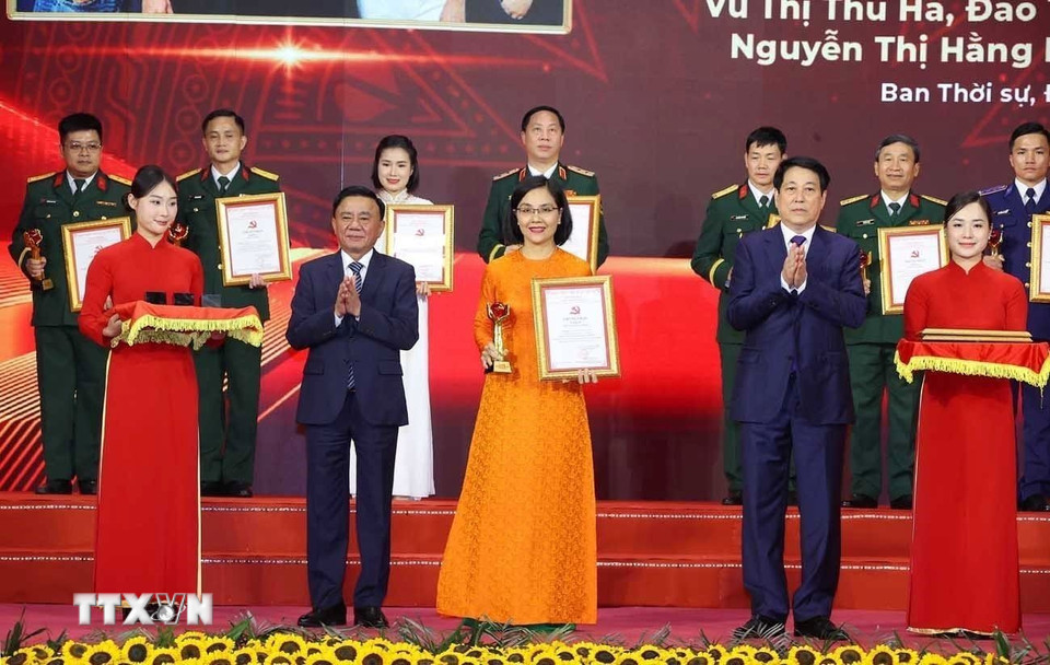 Chủ tịch nước Lương Cường và Thường trực Ban Bí thư Trần Cẩm Tú trao giải A cho tác giả và nhóm tác giả đoạt giải. (Ảnh: Văn Điệp/TTXVN)