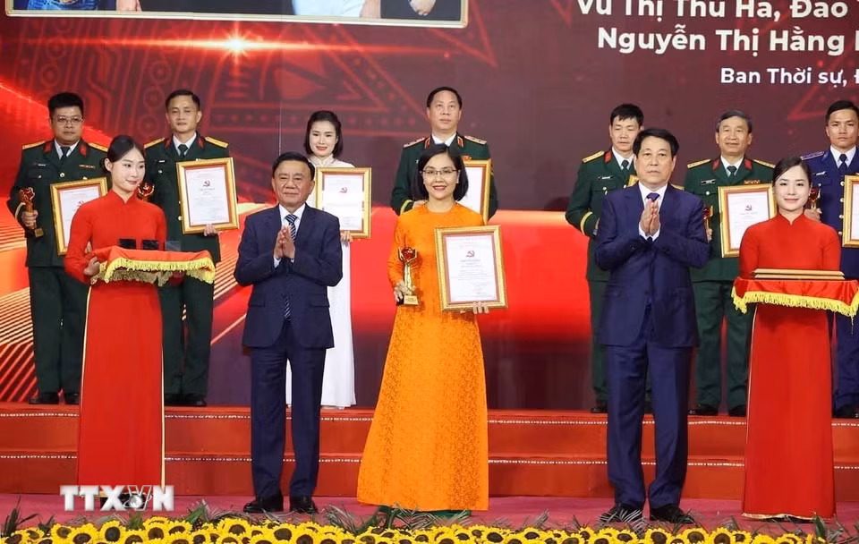 Chủ tịch nước Lương Cường và Thường trực Ban Bí thư Trần Cẩm Tú trao giải A cho tác giả và nhóm tác giả đoạt giải. (Ảnh: Văn Điệp/TTXVN)