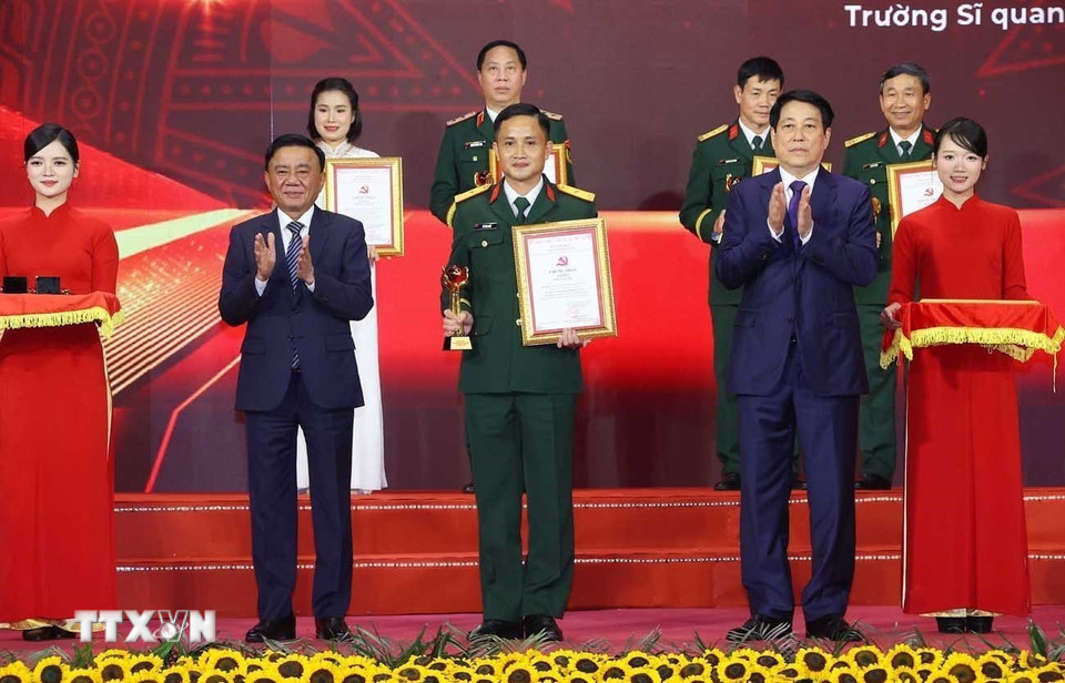 Chủ tịch nước Lương Cường và Thường trực Ban Bí thư Trần Cẩm Tú trao giải A cho tác giả và nhóm tác giả đoạt giải. (Ảnh: Văn Điệp/TTXVN)