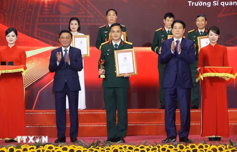 Chủ tịch nước Lương Cường và Thường trực Ban Bí thư Trần Cẩm Tú trao giải A cho tác giả và nhóm tác giả đoạt giải. (Ảnh: Văn Điệp/TTXVN)