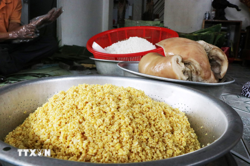 Các nguyên liệu được lựa chọn rất cẩn thận và có nguồn gốc để bánh làm ra đảm bảo thơm ngon, cất giữ lâu ngày. (Ảnh: Tường Vi/TTXVN)