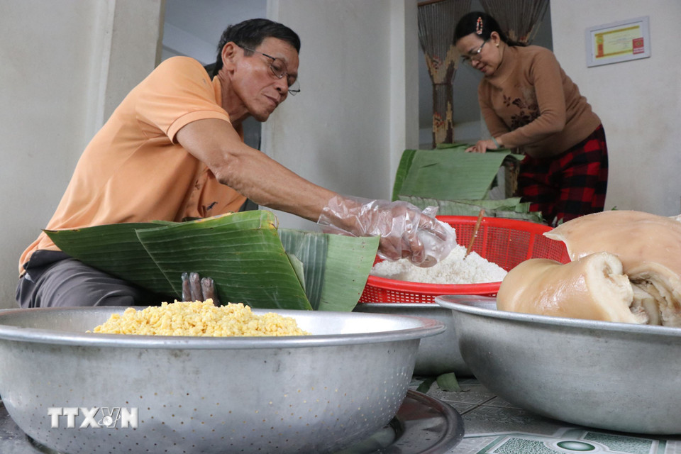 Đến Tết cả làng lại rộn ràng không khí sản xuất. (Ảnh: Tường Vi/TTXVN)