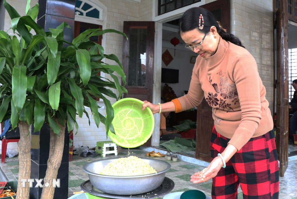 Các nguyên liệu được lựa chọn sơ chế rất tỉ mỉ. (Ảnh: Tường Vi/TTXVN)