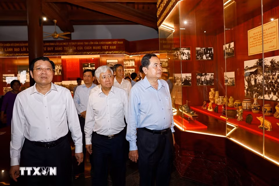 Chủ tịch Quốc hội Trần Thanh Mẫn và đại biểu tham quan Khu lưu niệm Tổng Bí thư Lê Duẩn tại Quảng Trị. (Ảnh: Doãn Tấn/TTXVN)
