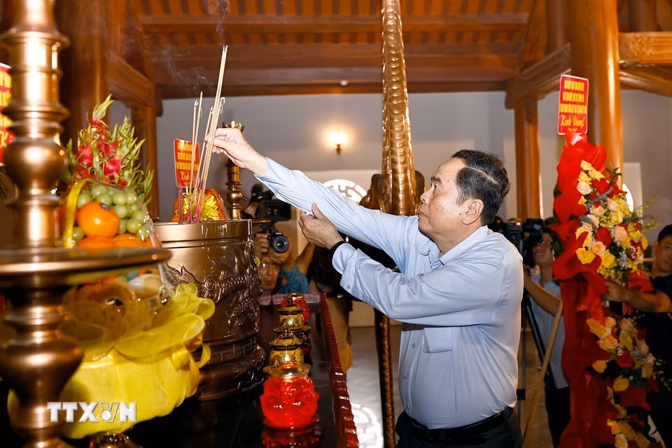 Chủ tịch Quốc hội Trần Thanh Mẫn dâng hương tưởng nhớ Tổng Bí thư Lê Duẩn. (Ảnh: Doãn Tấn/TTXVN)