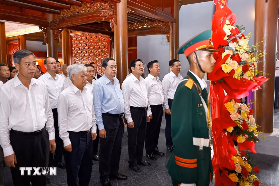 Chủ tịch Quốc hội Trần Thanh Mẫn và đoàn công tác dâng hương tưởng nhớ Tổng Bí thư Lê Duẩn. (Ảnh: Doãn Tấn/TTXVN)