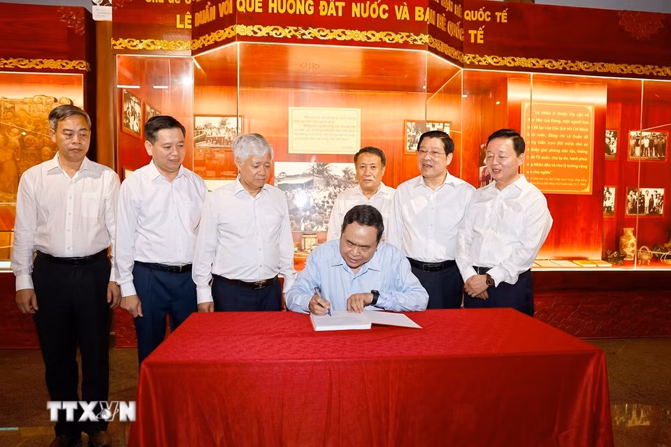 Chủ tịch Quốc hội Trần Thanh Mẫn viết lưu bút tại Khu lưu niệm Tổng Bí thư Lê Duẩn. (Ảnh: Doãn Tấn/TTXVN)