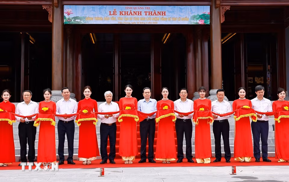 Chủ tịch Quốc hội Trần Thanh Mẫn và đại biểu cắt băng khánh thành Khu lưu niệm Tổng Bí thư Lê Duẩn tại Quảng Trị. (Ảnh: Doãn Tấn/TTXVN)