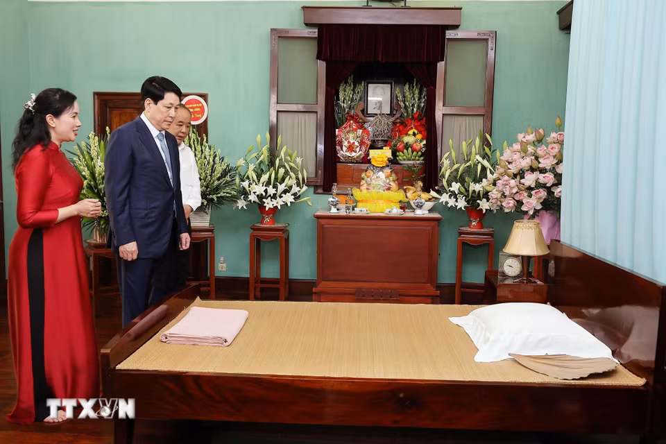 Chủ tịch nước Lương Cường tham quan những kỷ vật của Chủ tịch Hồ Chí Minh tại Nhà 67. (Ảnh: Lâm Khánh/TTXVN)