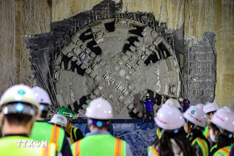 TBM "Thần tốc" là máy đào hầm được khởi công đầu tiên trong gói thầu CP03 - Hầm và các ga ngầm của dự án. (Ảnh: TTXVN phát)