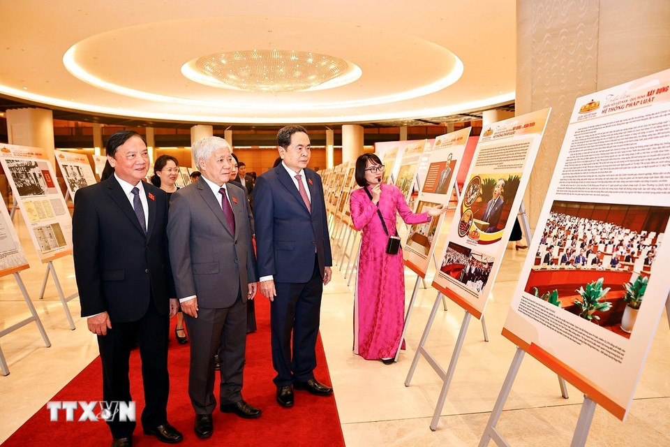 Chủ tịch Quốc hội Trần Thanh Mẫn và đại biểu tham quan triển lãm “Quốc hội Việt Nam - Quá trình xây dựng và hoàn thiện hệ thống pháp luật.” (Ảnh: Doãn Tấn/TTXVN)