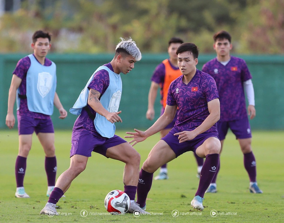 Trong khi đó, nhóm các cầu thủ còn lại được tập thêm các bài phối hợp nhóm, tăng cường vận động để duy trì nền thể lực. (Nguồn: VFF)