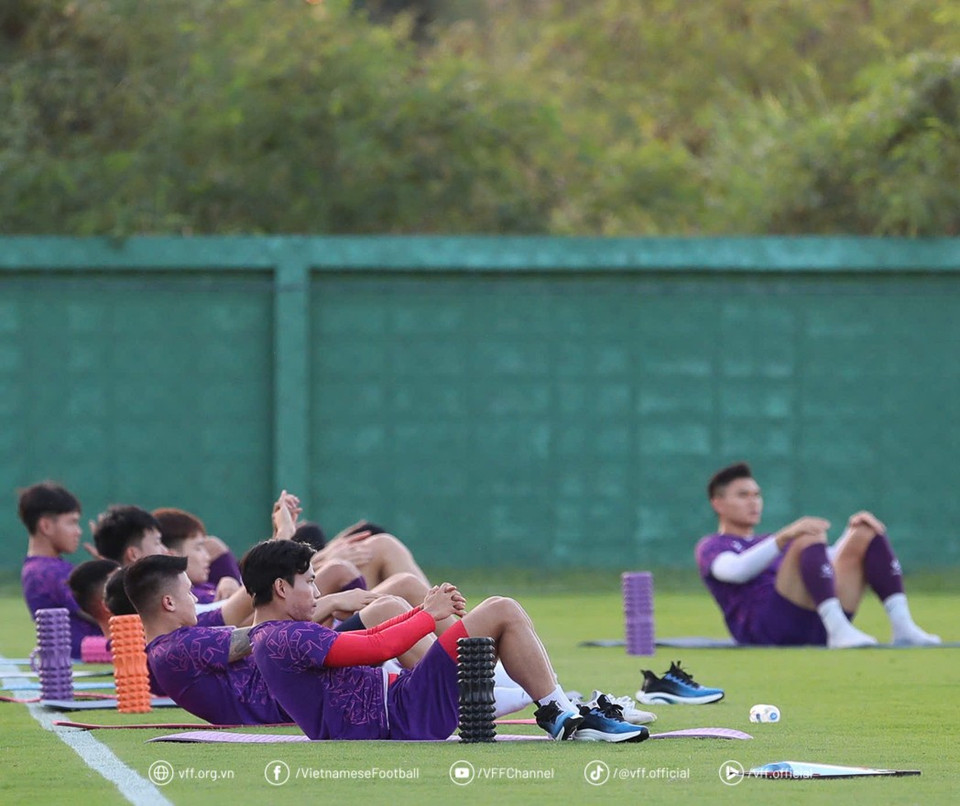 Nhóm các cầu thủ có nhiều thời gian thi đấu trên sân ở trận gặp Thái Lan vừa qua chỉ thả lỏng, thư giãn gân cốt. (Nguồn: VFF)