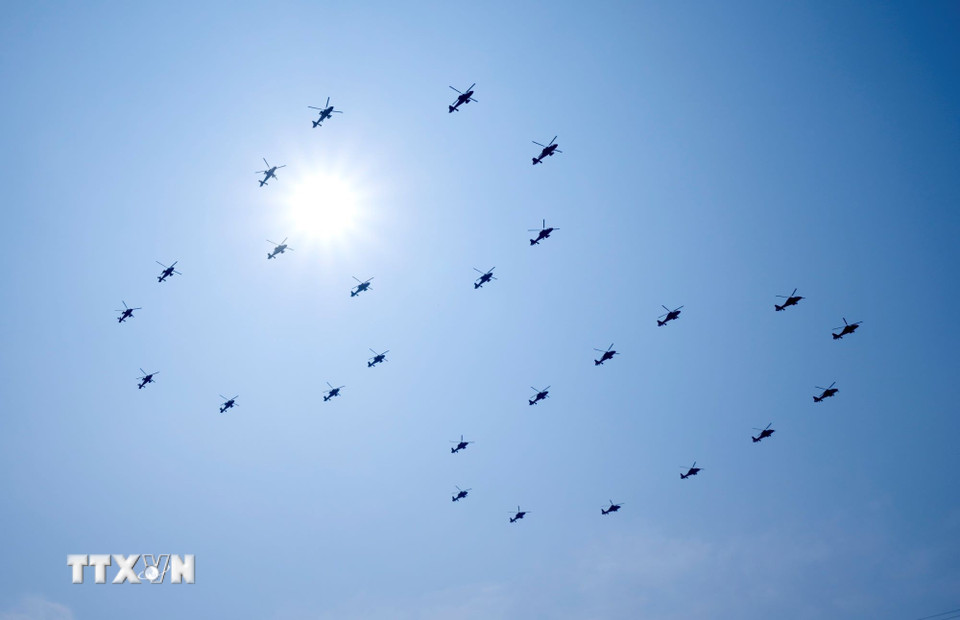 Trực thăng trình diễn tại Lễ duyệt binh kỷ niệm 80 năm chiến thắng phátxít của nhân dân thế giới ở Bắc Kinh, Trung Quốc, ngày 3/9/2025. (Ảnh: THX/TTXVN)