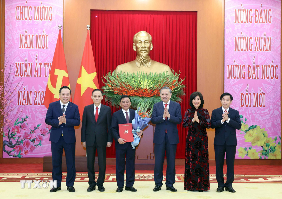 Tổng Bí thư Tô Lâm trao Quyết định thành lập Đảng bộ, tổ chức bộ máy, chức năng nhiệm vụ và chỉ định Bí thư, các Phó Bí thư Đảng ủy các cơ quan Đảng Trung ương nhiệm kỳ 2020-2025. (Ảnh: Thống Nhất/TTXVN)