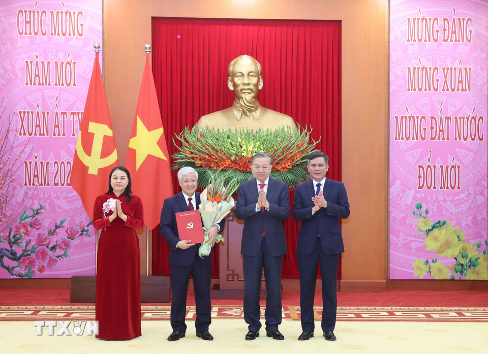 Tổng Bí thư Tô Lâm trao Quyết định về thành lập Đảng bộ, tổ chức bộ máy, chức năng nhiệm vụ và chỉ định Bí thư, các Phó Bí thư Đảng ủy Mặt trận Tổ quốc Việt Nam, các đoàn thể Trung ương nhiệm kỳ 2020-2025. (Ảnh: Thống Nhất/TTXVN)