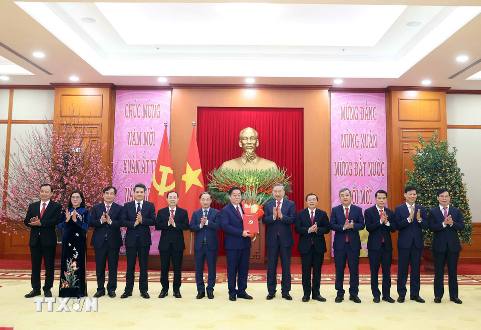 Tổng Bí thư Tô Lâm trao Quyết định về hợp nhất Ban Tuyên giáo Trung ương và Ban Dân vận Trung ương cùng chức năng, nhiệm vụ, tổ chức bộ máy, phân công, bổ nhiệm Trưởng ban và các phó Trưởng Ban Tuyên giáo và Dân vận Trung ương. (Ảnh: Thống Nhất/TTXVN)