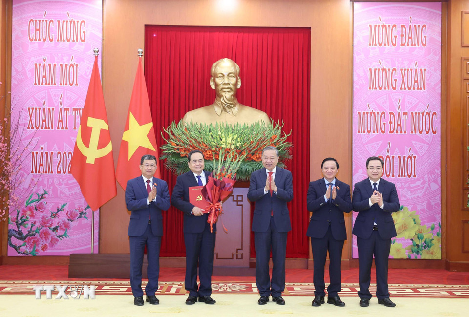 Tổng Bí thư Tô Lâm trao Quyết định thành lập Đảng bộ, tổ chức bộ máy, chức năng nhiệm vụ và chỉ định Bí thư, các Phó Bí thư Đảng ủy Quốc hội nhiệm kỳ 2020-2025. (Ảnh: Thống Nhất/TTXVN)