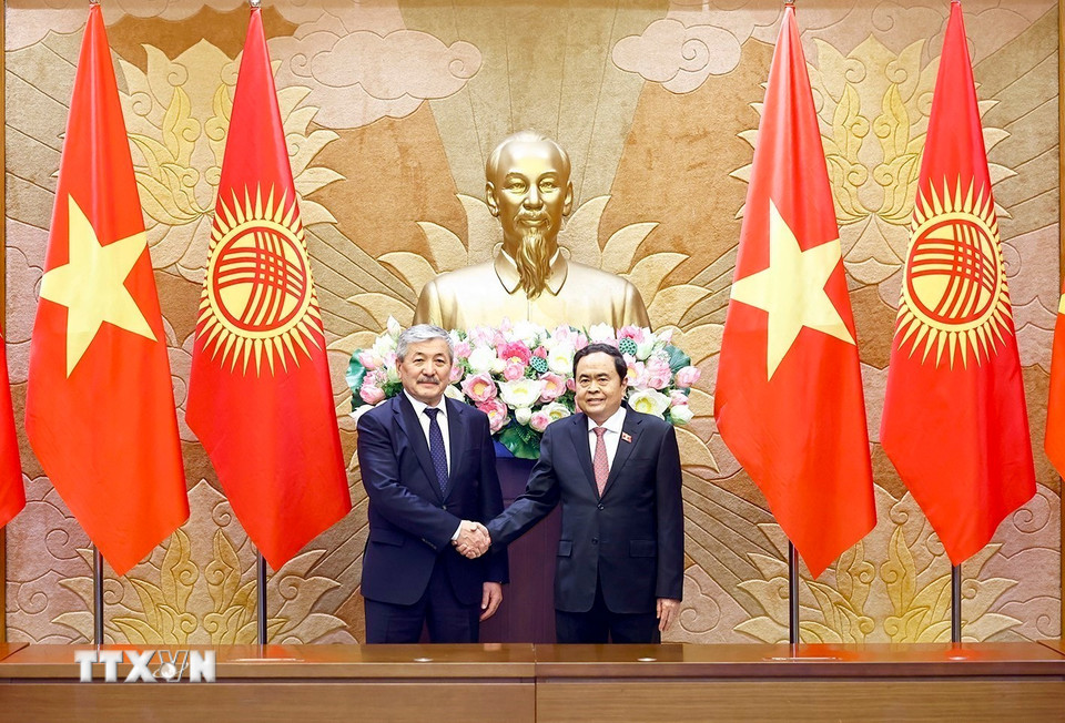 Chủ tịch Quốc hội Trần Thanh Mẫn và Thủ tướng Kyrgyzstan Adylbek Kasymaliev chụp ảnh chung. (Ảnh: Doãn Tấn/TTXVN)