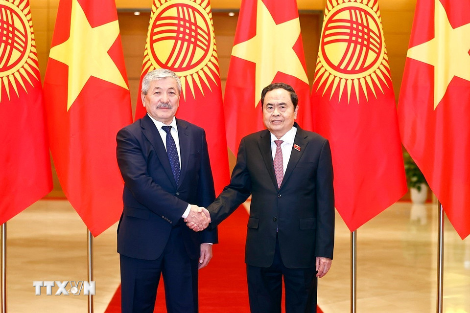 Chủ tịch Quốc hội Trần Thanh Mẫn và Thủ tướng Kyrgyzstan Adylbek Kasymaliev chụp ảnh chung. (Ảnh: Doãn Tấn/TTXVN)