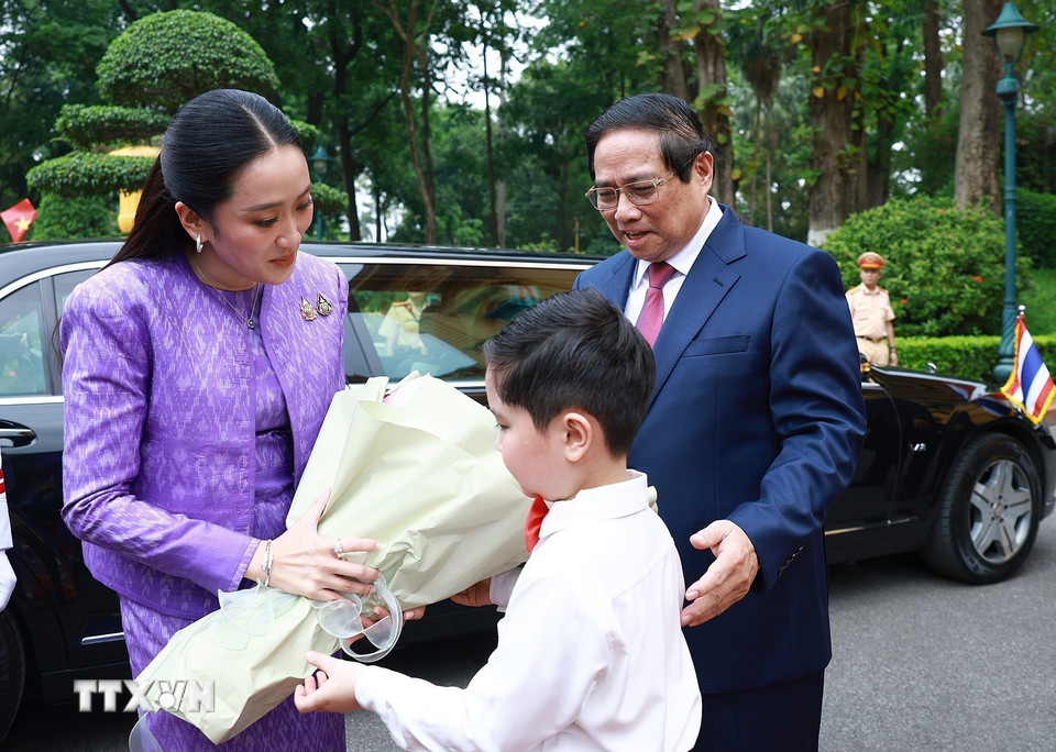 Thiếu nhi Thủ đô Hà Nội tặng hoa chào mừng Thủ tướng Thái Lan Paetongtarn Shinawatra. (Ảnh: Dương Giang/TTXVN)