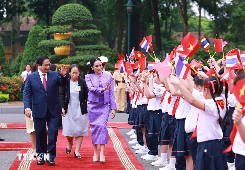 Thiếu nhi Thủ đô Hà Nội nồng nhiệt chào mừng Thủ tướng Thái Lan Paetongtarn Shinawatra thăm chính thức Việt Nam. (Ảnh: Dương Giang/TTXVN)