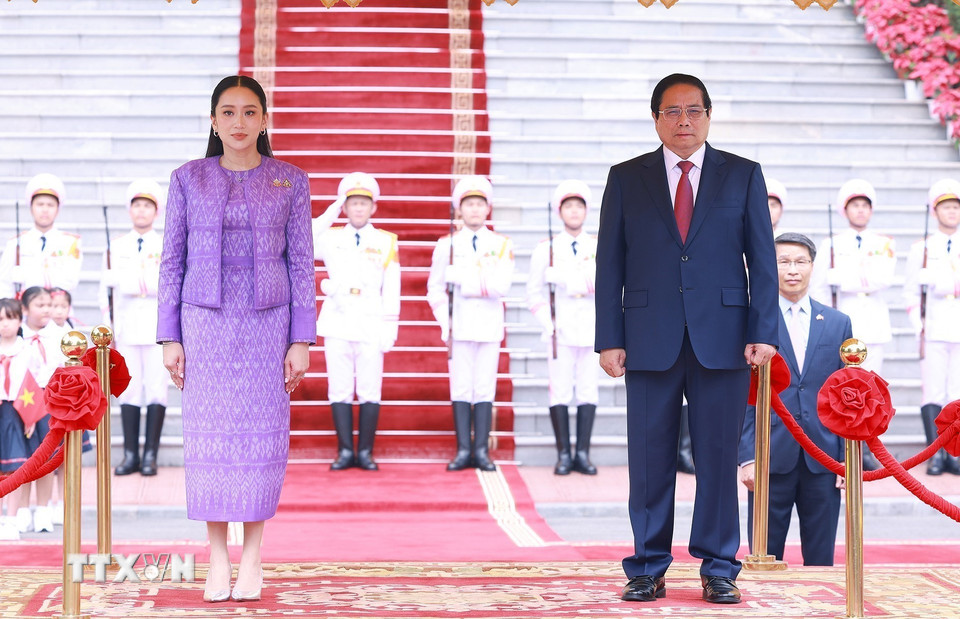 Thủ tướng Phạm Minh Chính và Thủ tướng Thái Lan Paetongtarn Shinawatra nghe quân nhạc cử Quốc thiều hai nước. (Ảnh: Dương Giang/TTXVN)