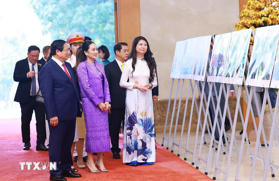 Thủ tướng Phạm Minh Chính và Thủ tướng Thái Lan Paetongtarn Shinawatra tham quan trưng bày ảnh về quan hệ hợp tác giữa hai nước do Thông tấn xã Việt Nam thực hiện. (Ảnh: Dương Giang/TTXVN)