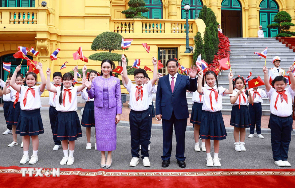 Thủ tướng Phạm Minh Chính và Thủ tướng Thái Lan Paetongtarn Shinawatra với thiếu nhi Thủ đô Hà Nội. (Ảnh: Dương Giang/TTXVN)