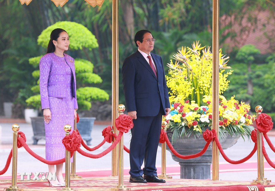 Thủ tướng Phạm Minh Chính và Thủ tướng Thái Lan Paetongtarn Shinawatra nghe quân nhạc cử Quốc thiều hai nước. (Ảnh: Dương Giang/TTXVN)