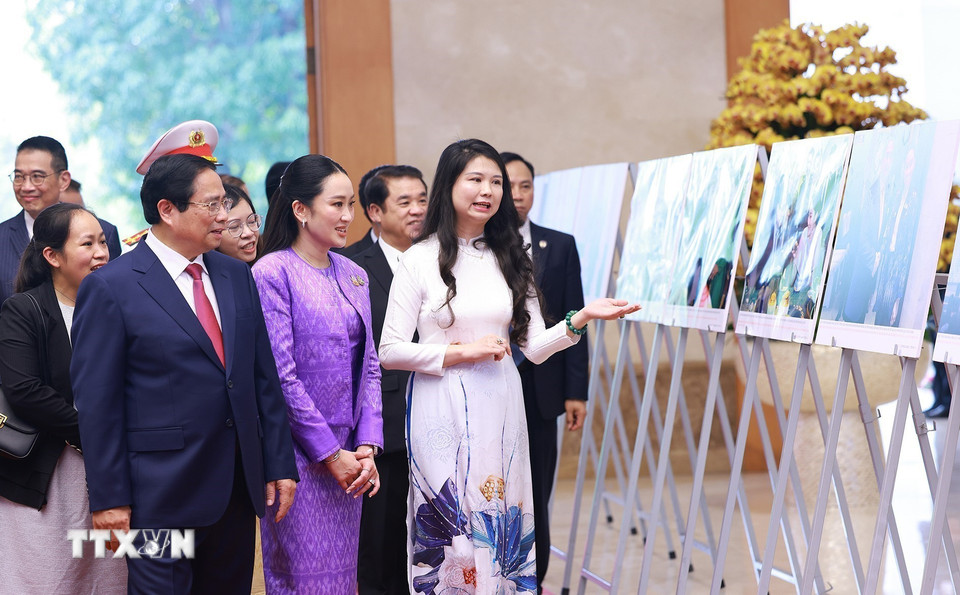 Thủ tướng Phạm Minh Chính và Thủ tướng Thái Lan Paetongtarn Shinawatra tham quan trưng bày ảnh về quan hệ hợp tác giữa hai nước do Thông tấn xã Việt Nam thực hiện. (Ảnh: Dương Giang/TTXVN)
