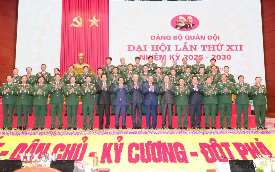 Tổng Bí thư Tô Lâm, Thủ tướng Phạm Minh Chính, Chủ tịch Quốc hội Trần Thanh Mẫn, các đồng chí lãnh đạo, nguyên lãnh đạo Đảng, Nhà nước với các đại biểu dự đại hội. (Ảnh: Trọng Đức/TTXVN)