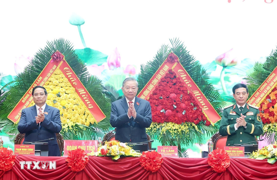 Tổng Bí thư Tô Lâm, Bí thư Quân uỷ Trung ương và đồng chí Phạm Minh Chính, Ủy viên Bộ Chính trị, Thủ tướng Chính phủ, Ủy viên Thường vụ Quân ủy Trung ương dự và tham gia Đoàn Chủ tịch Đại hội. (Ảnh: Thống Nhất/TTXVN)
