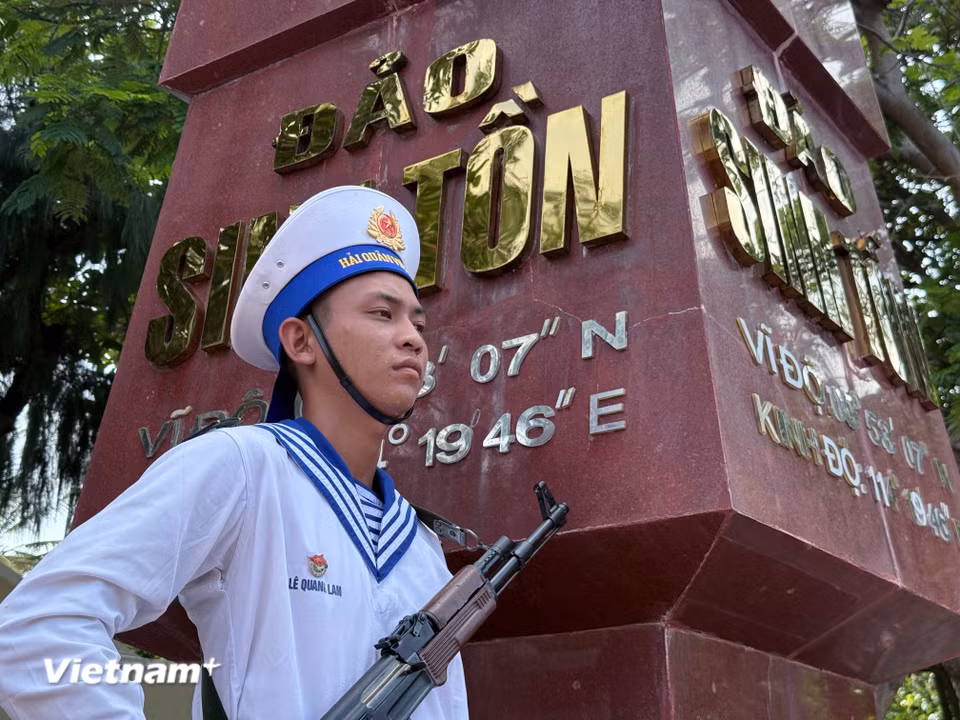 Dưới cột mốc chủ quyền thiêng liêng tại đảo Sinh Tồn, chiến sỹ Hải quân ngày đêm canh gác, giữ cho đảo vững, bờ yên. (Ảnh: Huy Khánh/Vietnam+)
