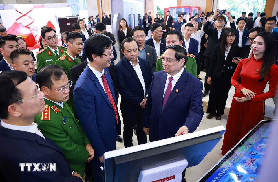 Thủ tướng Phạm Minh Chính tham quan trưng bày về phát triển khoa học, công nghệ, đổi mới sáng tạo và chuyển đổi số. (Ảnh: Dương Giang/TTXVN)