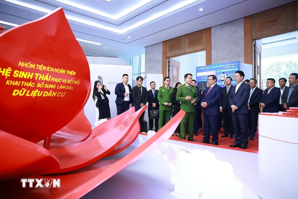 Thủ tướng Phạm Minh Chính tham quan trưng bày về phát triển khoa học, công nghệ, đổi mới sáng tạo và chuyển đổi số. (Ảnh: Dương Giang/TTXVN)