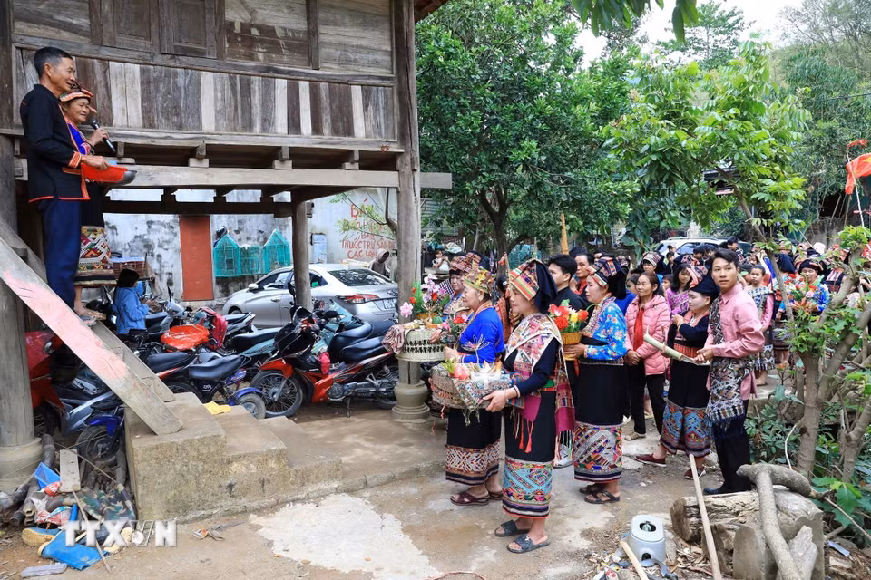 Nghi thức xin nước tại Tết té nước của dân tộc Lào ở bản Na Sang. (Ảnh: Trung Kiên/TTXVN)