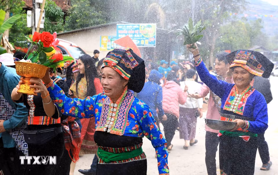 Đoàn rước nước tại Tết té nước của dân tộc Lào ở bản Na Sang. (Ảnh: Trung Kiên/TTXVN)