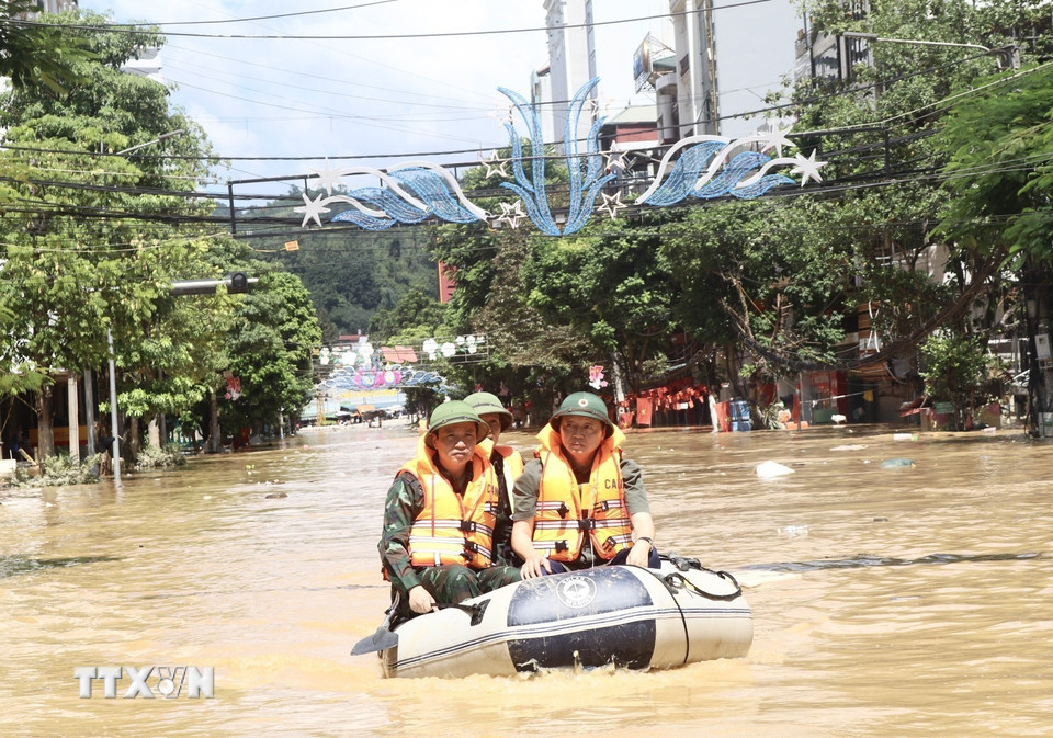 Phó Thủ tướng Trần Hồng Hà thị sát các vùng bị ngập lụt. (Ảnh: Chu Hiệu/TTXVN)