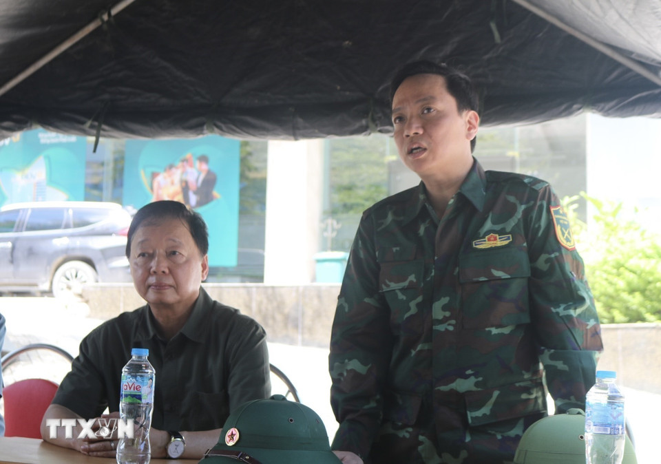 Chủ tịch UBND tỉnh Cao Bằng Lê Hải Hòa báo cáo với Phó Thủ tướng Trần Hồng Hà tình hình ngập lụt. (Ảnh: Chu Hiệu/TTXVN)