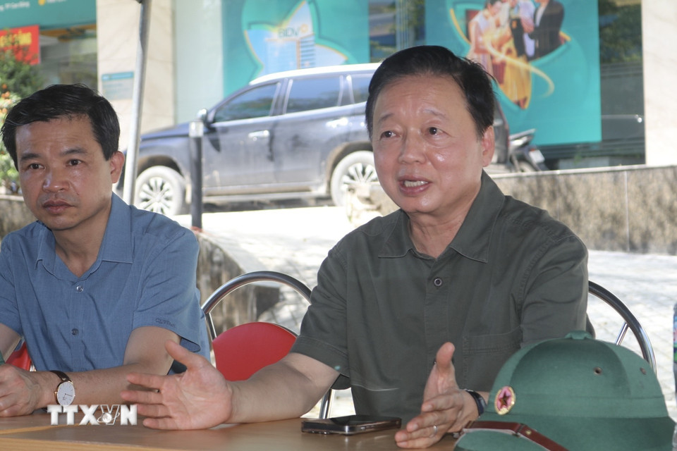 Phó Thủ tướng Trần Hồng Hà chỉ đạo công tác khắc phục hậu quả bão lũ. (Ảnh: Chu Hiệu/TTXVN)