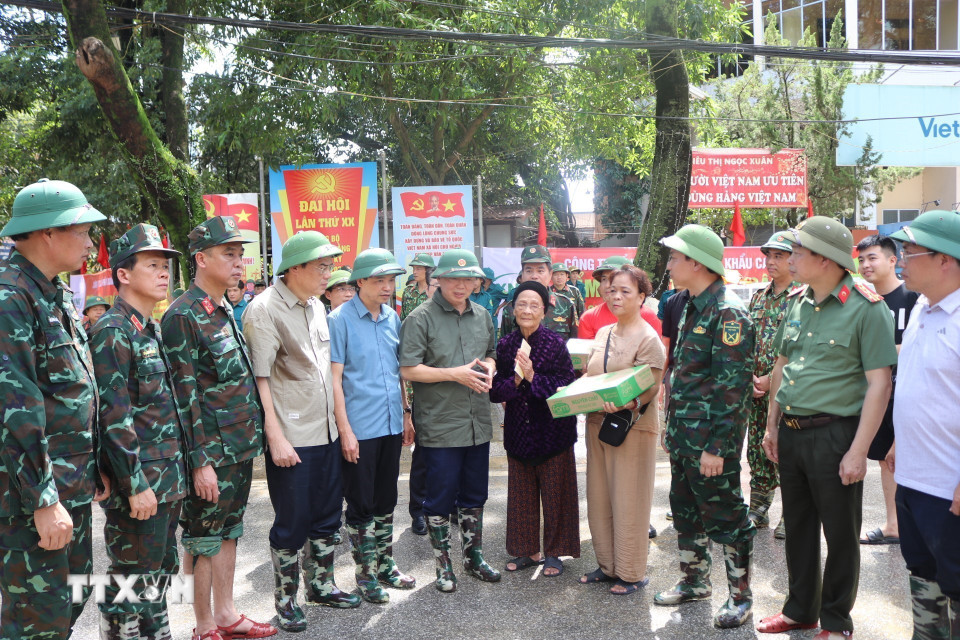 Phó Thủ tướng Trần Hồng Hà tặng quà Mẹ Việt Nam anh hùng Lâm Thị Mèn. (Ảnh: Chu Hiệu/TTXVN)